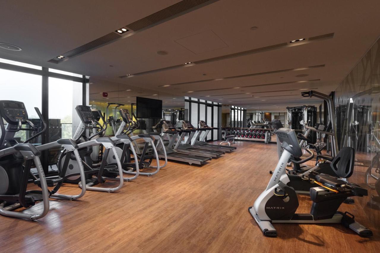 크라운 플라자 타이난 호텔 외부 사진 The gym at the hotel