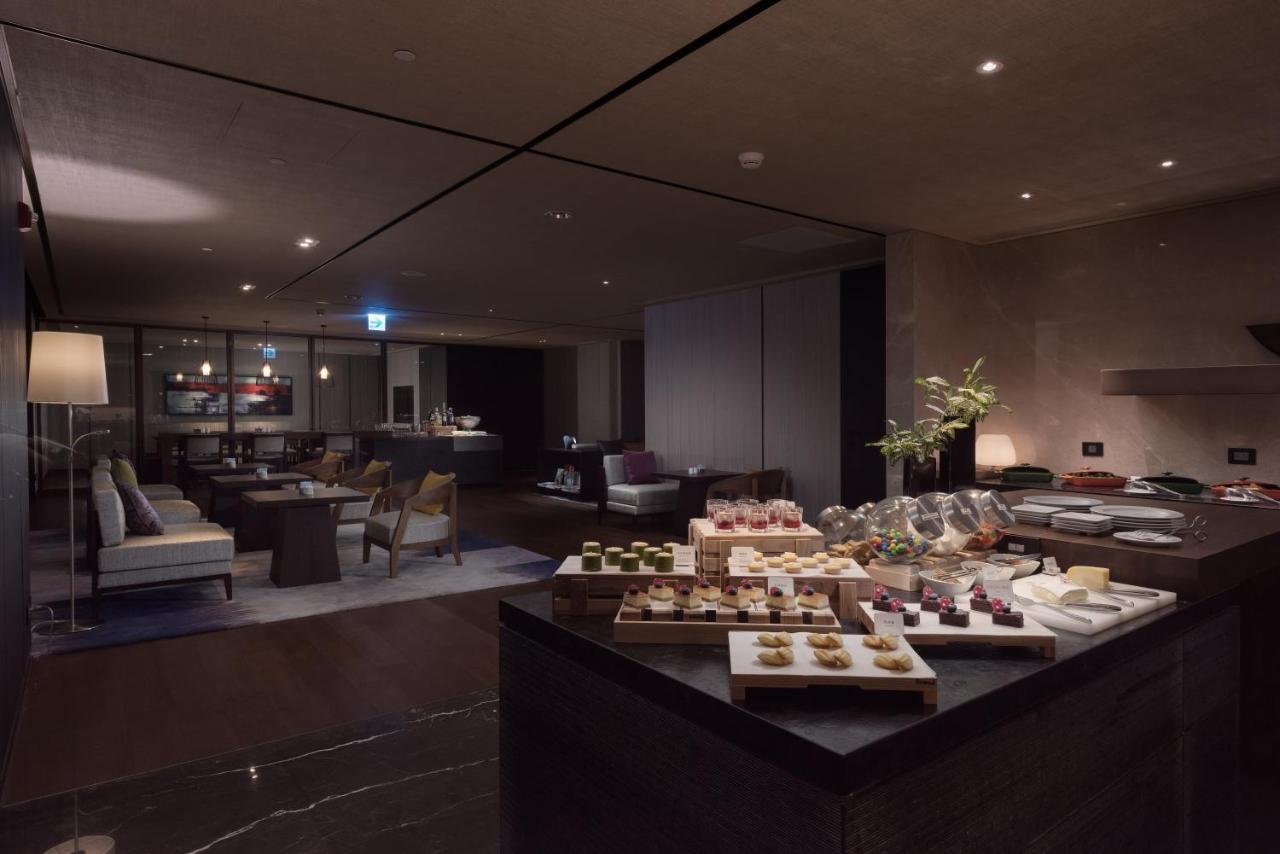 크라운 플라자 타이난 호텔 외부 사진 The lounge at the airport