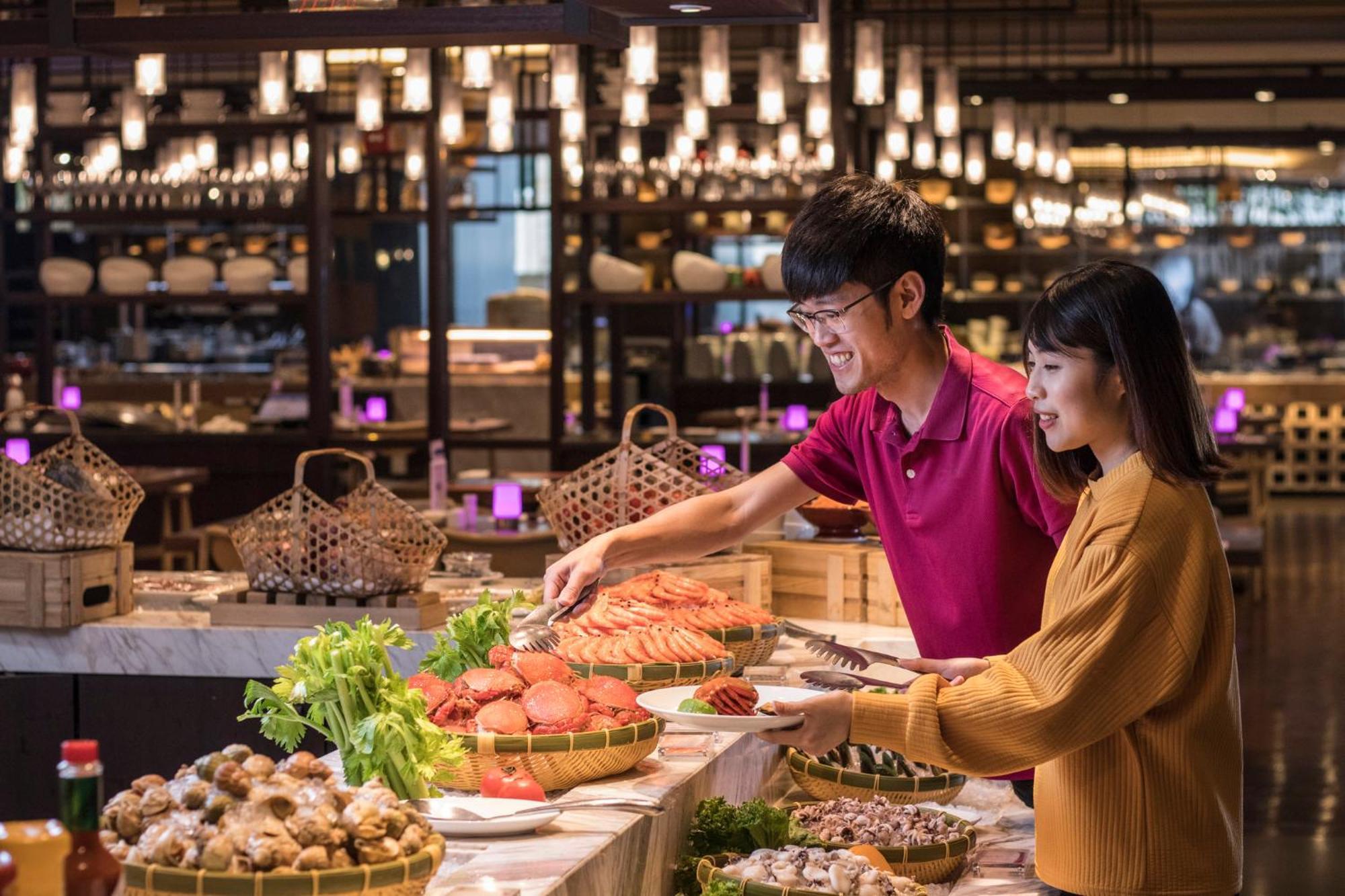 크라운 플라자 타이난 호텔 외부 사진 A buffet in Vietnam