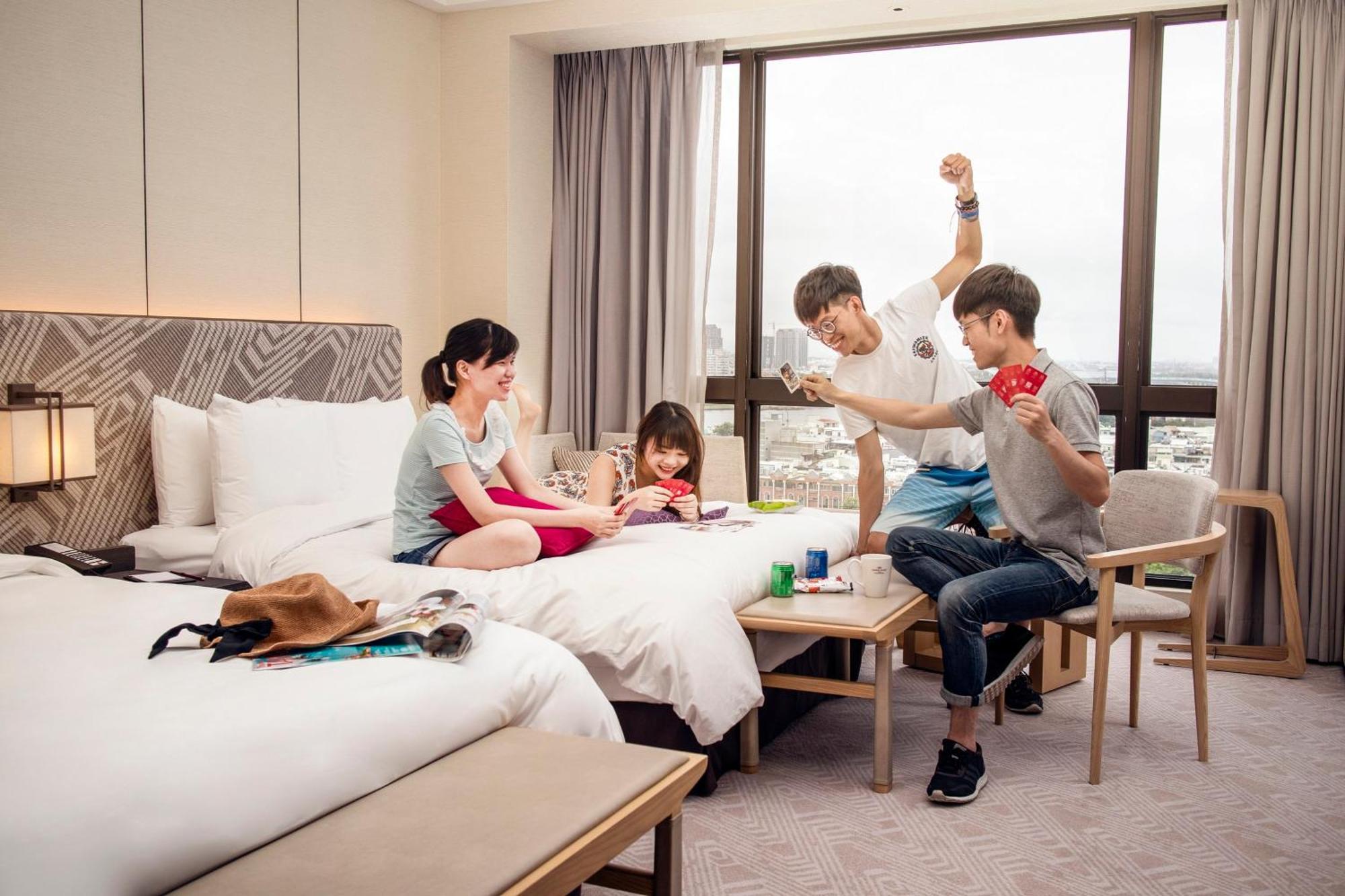 크라운 플라자 타이난 호텔 외부 사진 Family room