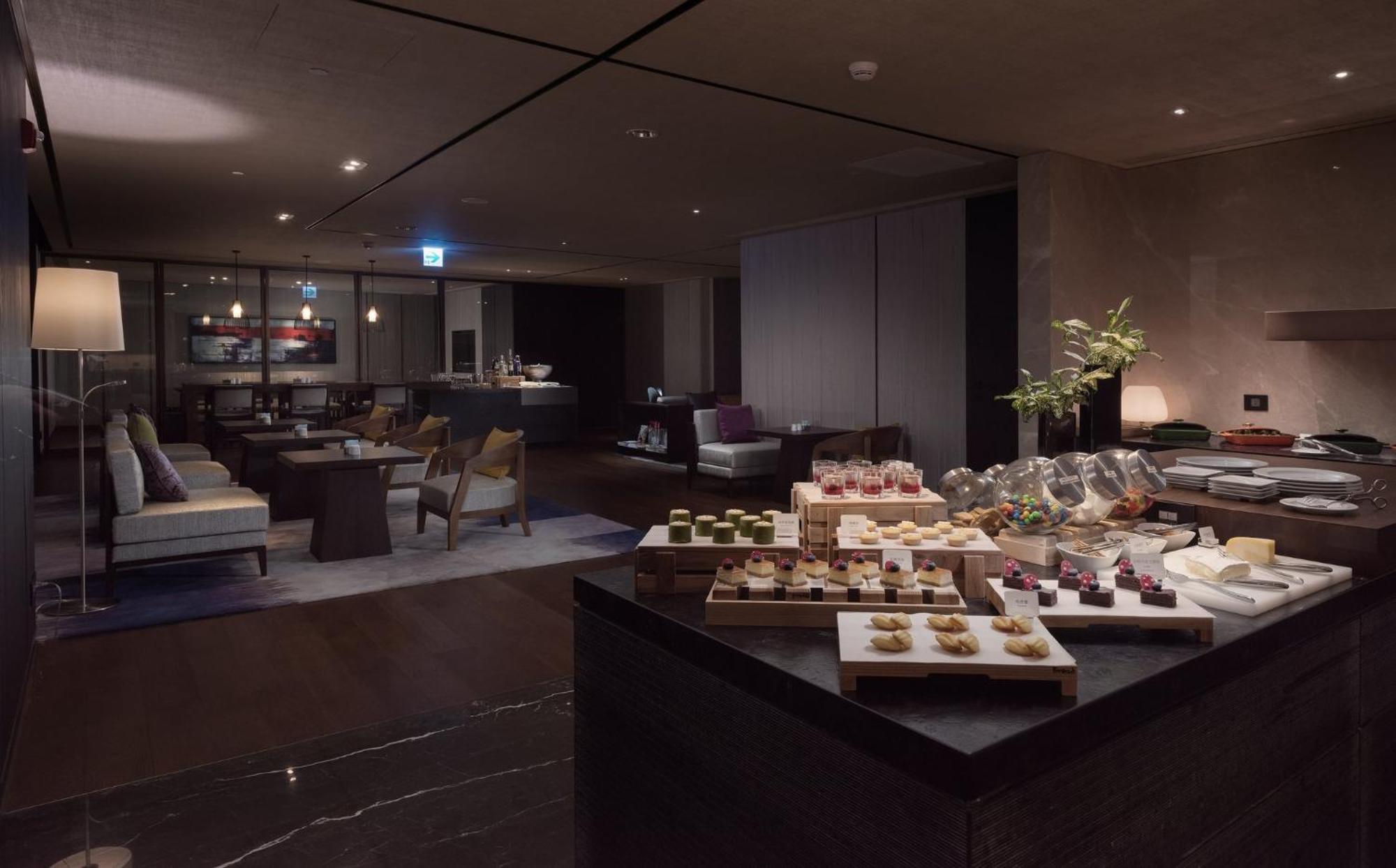 크라운 플라자 타이난 호텔 외부 사진 The lounge at the airport